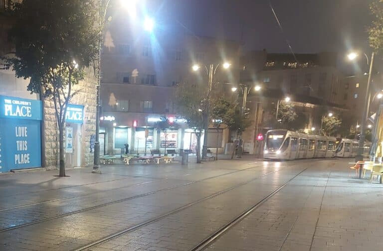 גשם , חורף, רכבת קלה