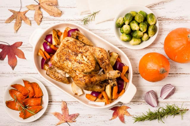 עוף בתנור עם לימון, זיתים ועשבי תיבול