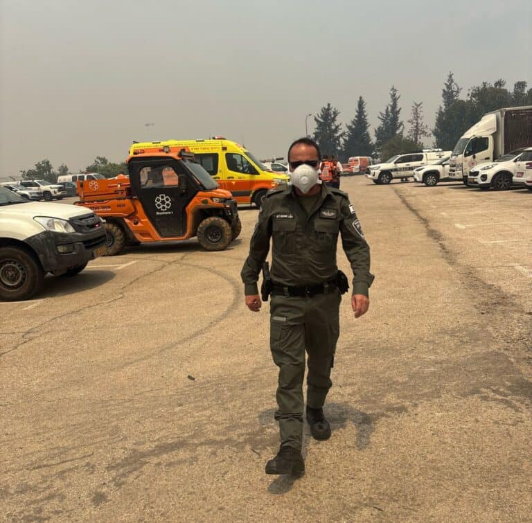 : לוחם מג"ב עם מסכת מגן באירוע שריפה בשפלת יהודה