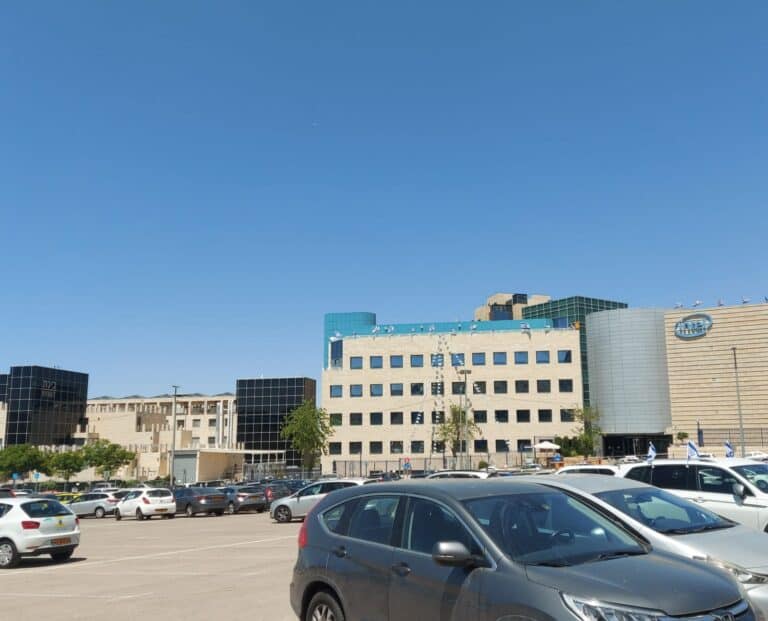 בניין אינטל בירושלים עם דגלי ישראל בחזית – מבט מהחניון