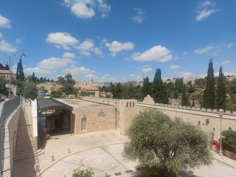 מזג האוויר הנעים בירושלים ביום רביעי, 30.4.2025, עם שמיים בהירים ואזורי טבע מסביב לעיר.