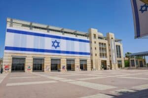 חזית בניין עיריית ירושלים מקושטת בדגל ענק לרגל יום העצמאות ה-77