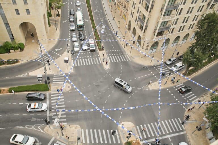 דגלים כחול-לבן תלויים מעל צומת מרכזי בירושלים לקראת יום העצמאות ה-77