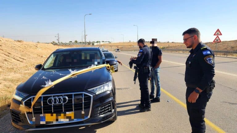שוטרי משטרת ישראל עוצרים רכב שיירת חתונה בנגב במהלך פשיטה נגד עבירות ירי ותנועה, מבצע "נסיעה קלה", אפריל 2025.