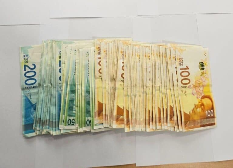 שטרות כסף ישראליים בולטים בערימות מסודרות – הונאות פיננסיות בישראל