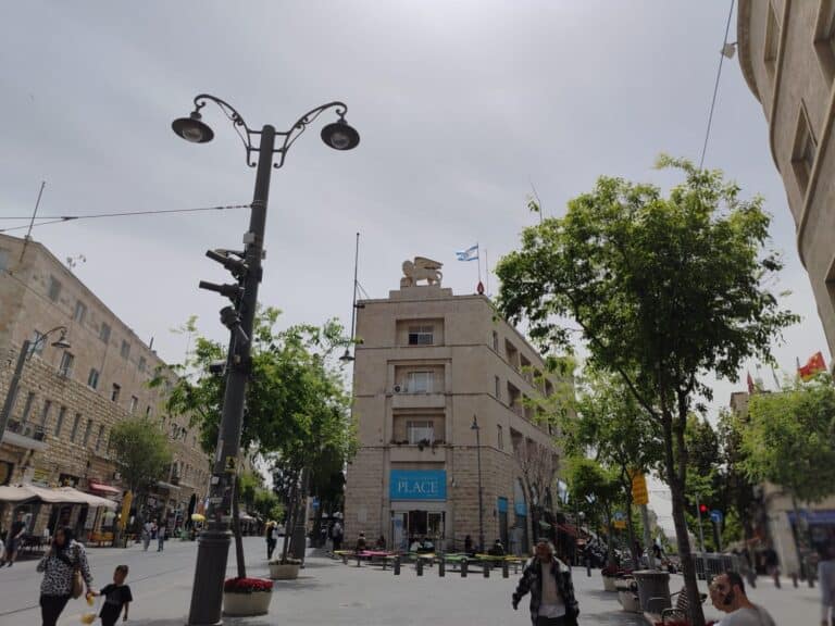 פסל האריה בסמוך לכיכר ציון בירושלים בשעת בוקר