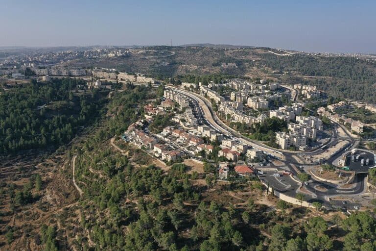 צילום אווירי של שכונת גילה בירושלים, עם תוואי כבישים, בנייני מגורים ושטחים פתוחים בצידה הדרום־מערבי של העיר