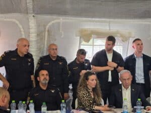ראש הממשלה נתניהו עם מפכ״ל המשטרה וקצינים בכירים בתדרוך בתוך החפ״ק באשתאול