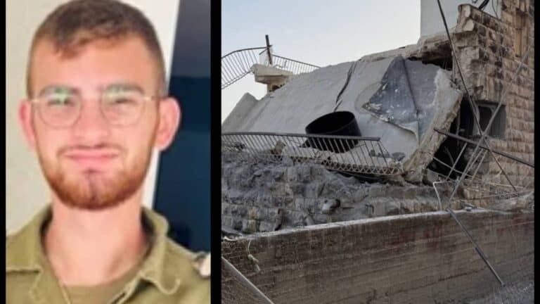 תמונתו של סרן אריאל טופז ז"ל ולצדה ההריסות בעיירה א-רם לאחר פיצוץ בית המחבל