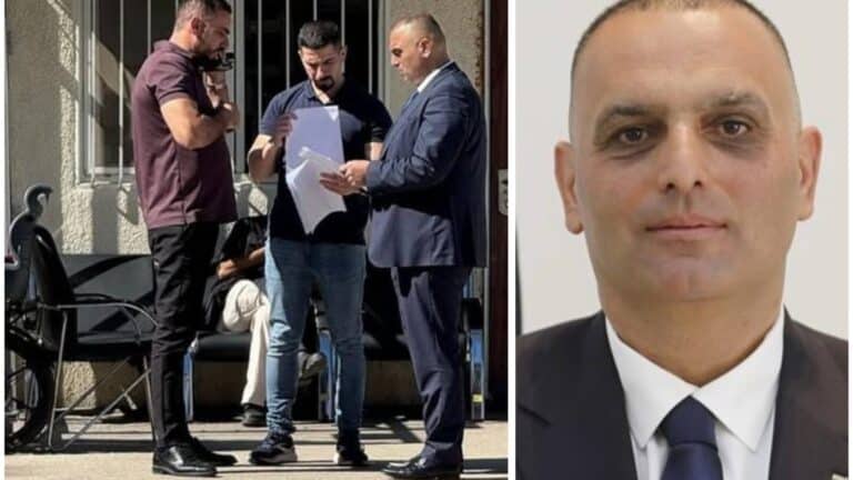 השר הפלסטיני אשרף אל-עוואר עם נציגי משטרה ישראלים בעת מסירת צו איסור כניסה