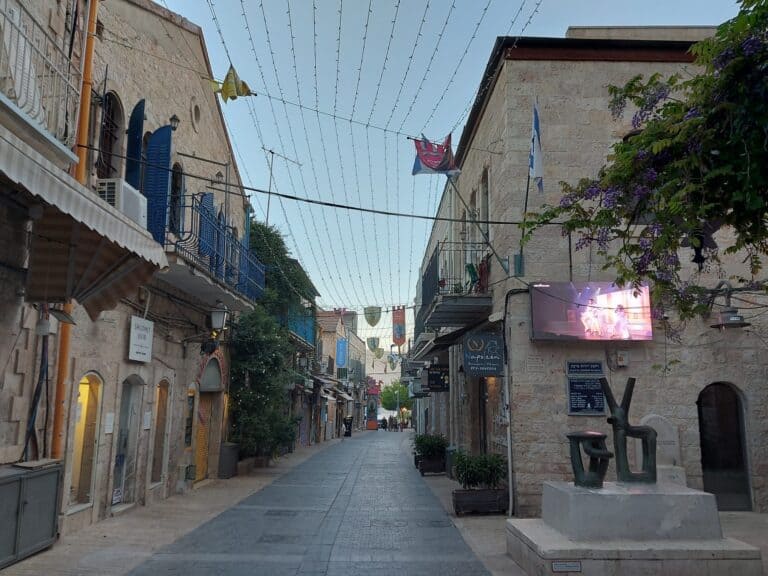 רחוב נחלת שבעה בירושלים בשעת ערב – אזור תיירותי ללא שירותים ציבוריים זמינים