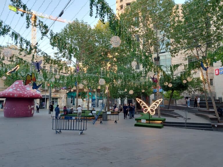 כיכר ציון בירושלים בשעות היום – מוקד משיכה לתיירים עם שפע מסעדות ובתי קפה