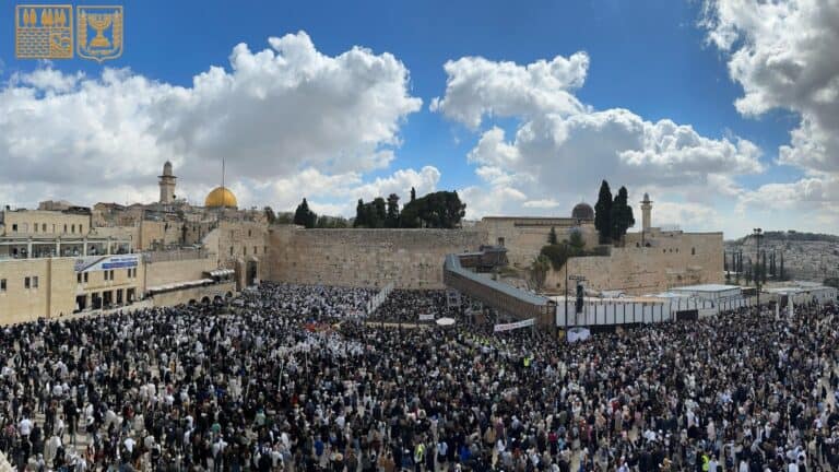 תמונה רחבה של אלפי מתפללים בכותל המערבי במהלך ברכת הכהנים בפסח 2025