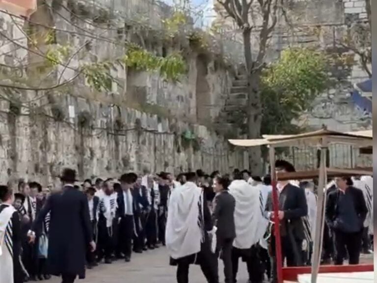 עשרות עולים יהודים חוגגים את חג הפסח סמוך להר הבית בירושלים