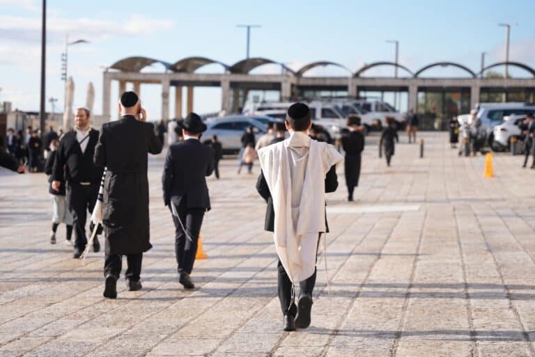 מתפללים בדרכם אל רחבת הכותל המערבי בירושלים לקראת ברכת הכוהנים