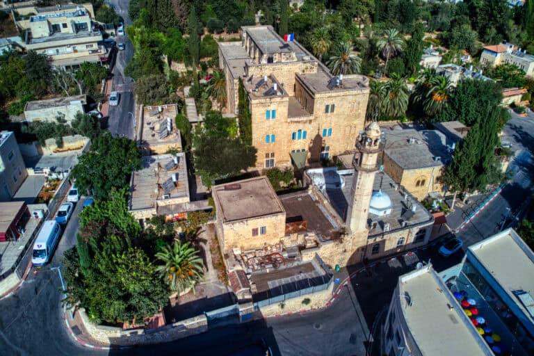 מבט אווירי על המנזר הבנדיקטיני באבו גוש, מוקף ירוק וכבישים שקטים בפסח