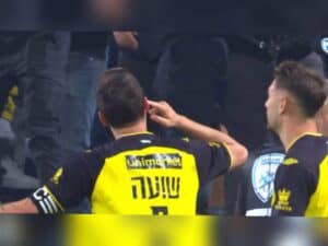 שחקן בית"ר ירושלים ירדן שועה חוגג שער מול הקהל בתנועה סמלית, במשחק באצטדיון בלומפילד, אפריל 2025