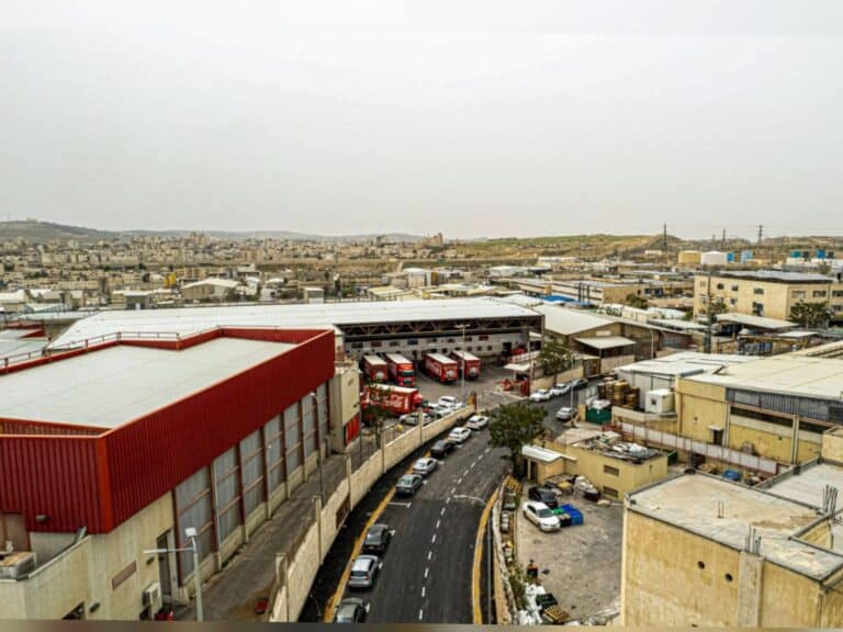 מבט על אזור התעשייה עטרות בירושלים, כולל מבני תעשייה, תחנת כיבוי ומגרשי חניה