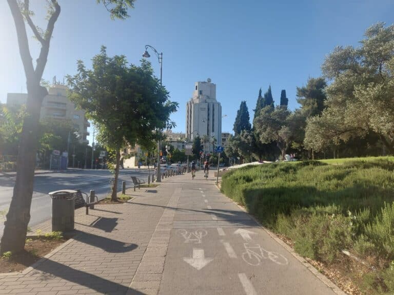 שביל אופניים ירושלמי ביום נעים לאחר שרב – צמחייה ירוקה ושמש רגועה