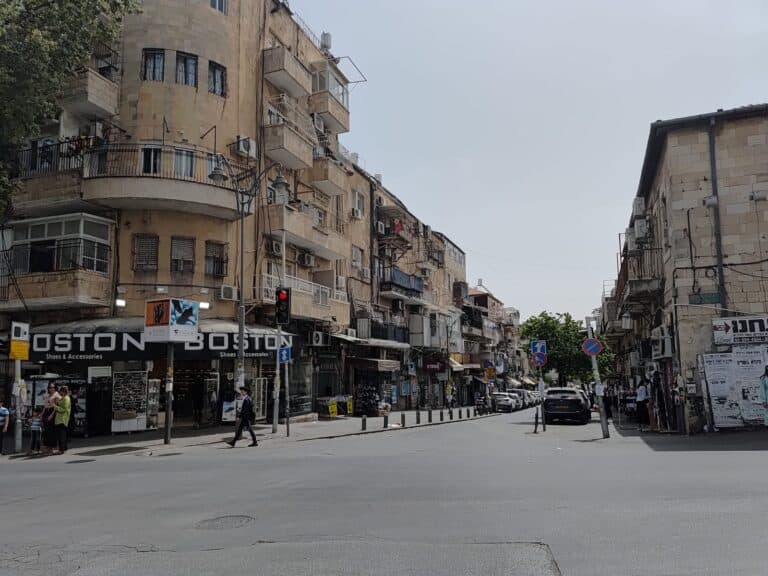 צומת גאולה בשכונה החרדית בירושלים – רחוב שלא מכיר את החדשות של המדינה החילונית