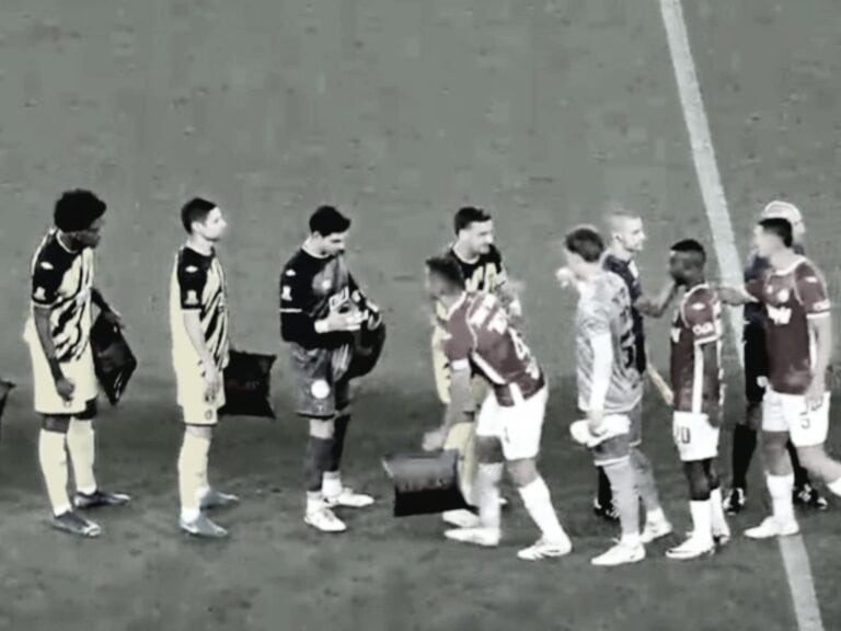 שחקני בית"ר ירושלים והפועל באר שבע בטקס פתיחה באצטדיון – רגע טעון וחשוך בין שתי עונות מתנגשות