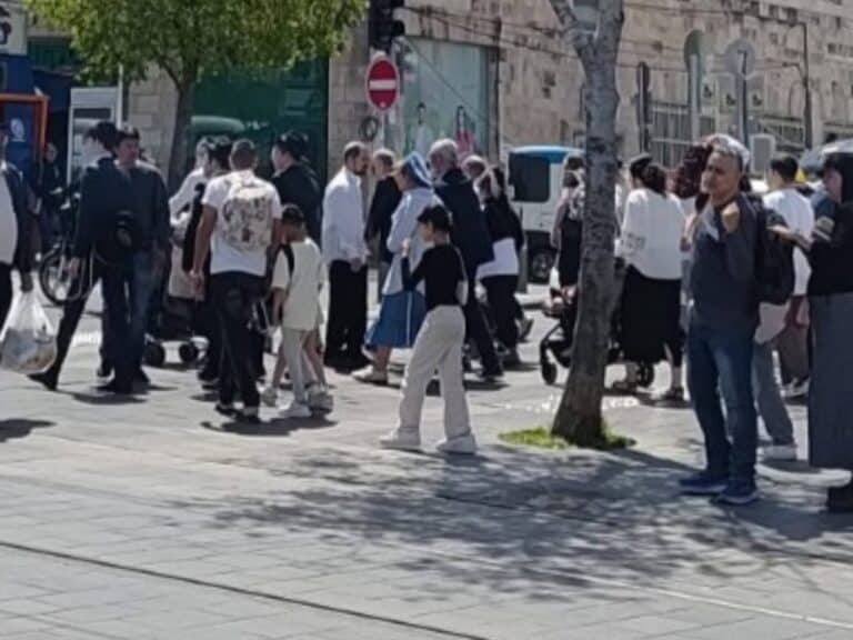 Tourists and strollers in the heat near Jerusalem’s light rail. Summer disruptions may damage the city’s tourism experience