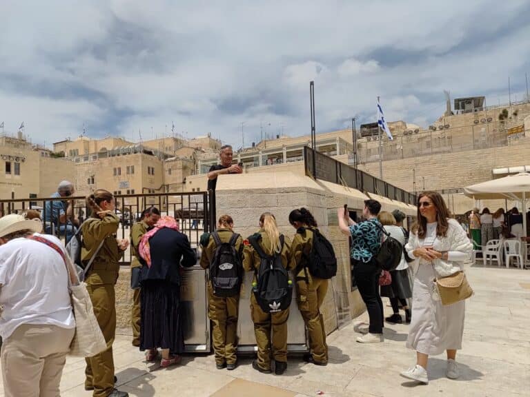 חיילות, תיירים ומקומיים ברחבת הכותל המערבי בירושלים