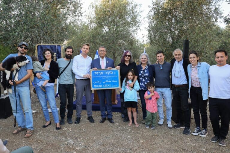 טקס חנוכת גן משה ארנס בירושלים, עם בני משפחתו וראש העיר