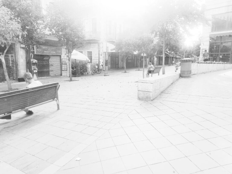 רחוב שלומציון המלכה בירושלים נראה ריק ובהיר באור שבת חריג