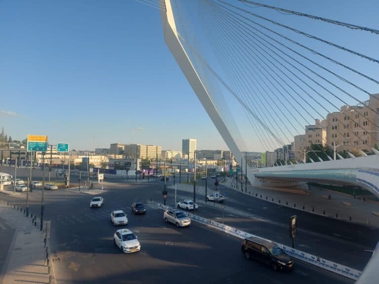 מבט מהגשר לכיוון היציאה מירושלים, עם רכבים בתנועה