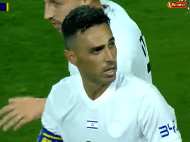 ערן זהבי במשחק של נבחרת ישראל עם סרט קפטן