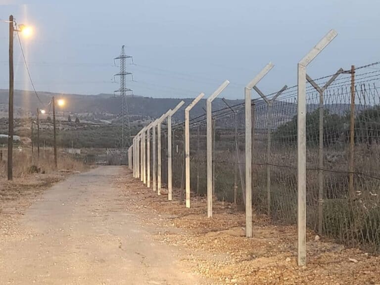 גדר ביטחון חדשה מוארת בין מכבים לבית סירא בשעת בין ערביים