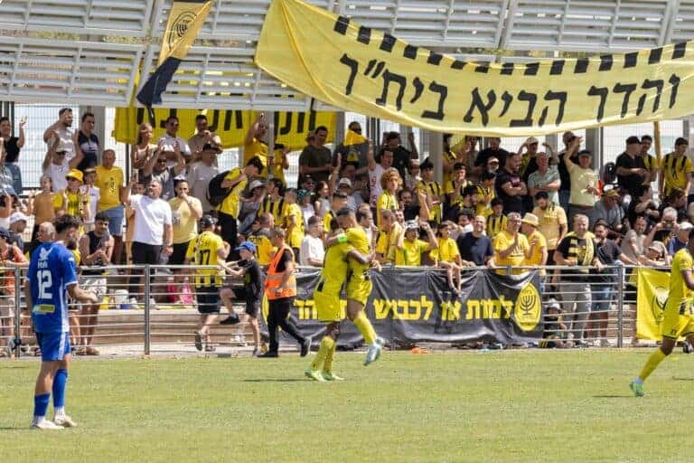 אוהדי בית"ר נורדיה ירושלים ביציע בעמק הארזים, צהוב־שחור ושלטים נגד גזענות