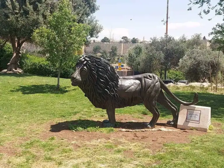 סל האריה בירושלים בעמידה שקטה על רקע העיר העתיקה – סמל של כוח ותודעה עירונית רגישה