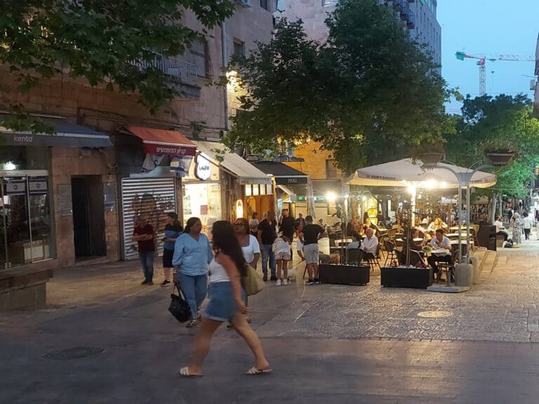 תיירים ומקומיים במדרחוב ירושלים בערב קיץ – בין בתי קפה וניחוחות מהעולם