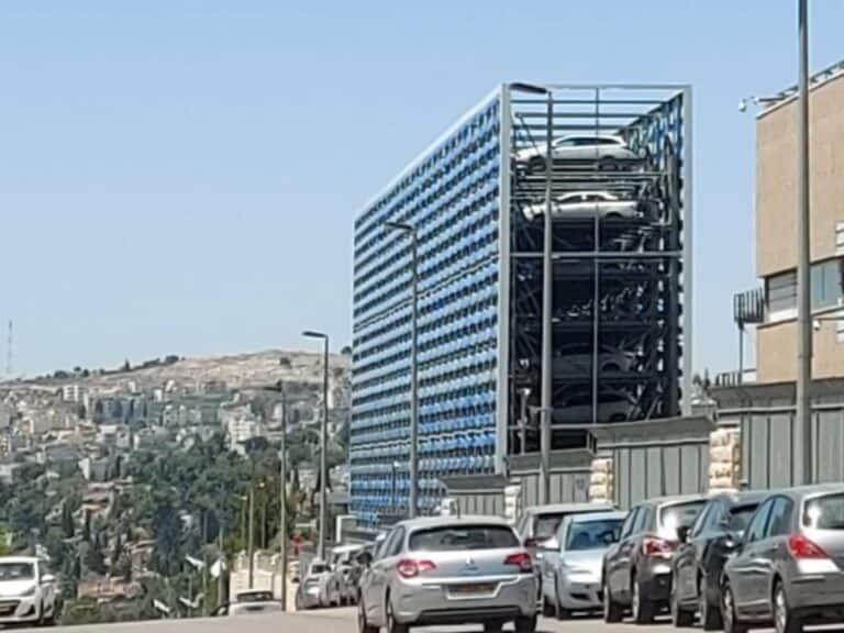 מגדל חניה אוטומטי בהר חוצבים בירושלים – שילוב של טכנולוגיה, נוף עירוני ועתידנות