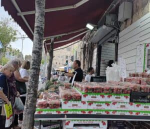 קופסאות תותים ליד תחנת הרכבת הקלה בשוק מחנה יהודה