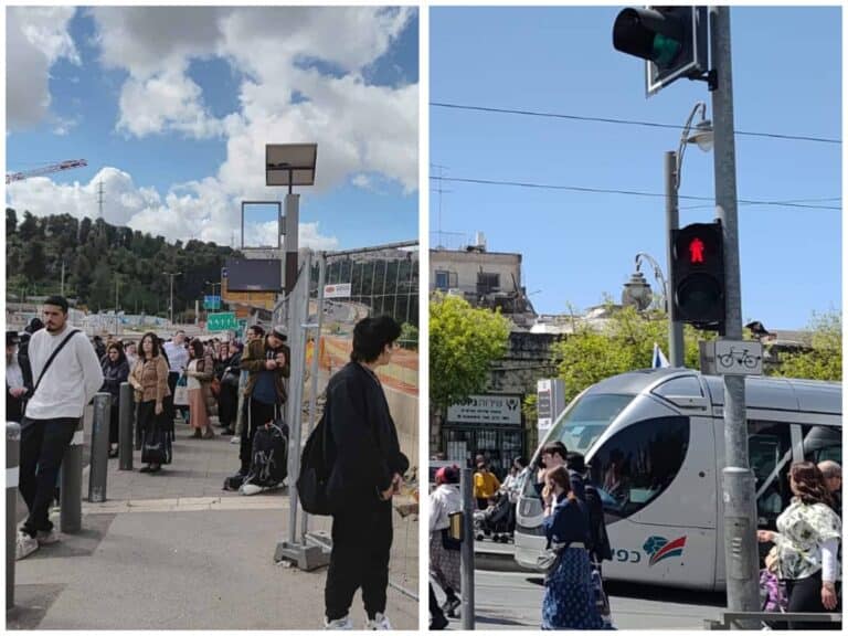השבתת הרכבת הקלה בירושלים. בצד אחד אנשים ממתינים ברציף עם רמז לעבודות תשתית, ובצד שני קרון רכבת קלה עומד ברמזור.