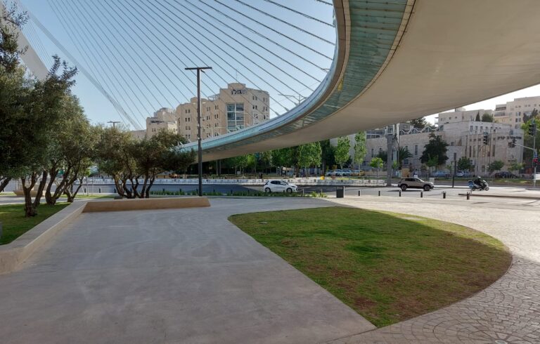 מראה של גשר המיתרים המודרני בירושלים, המסמל את הפיתוח והשינוי העירוני בבירה.