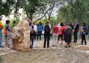 קבוצת אנשים בסיור רגלי החוקר נקודות עניין, הממחיש את קונספט חקר עירוני והליכות כמו בפסטיבל הליכות ג'יין בירושלים או מודיעין.