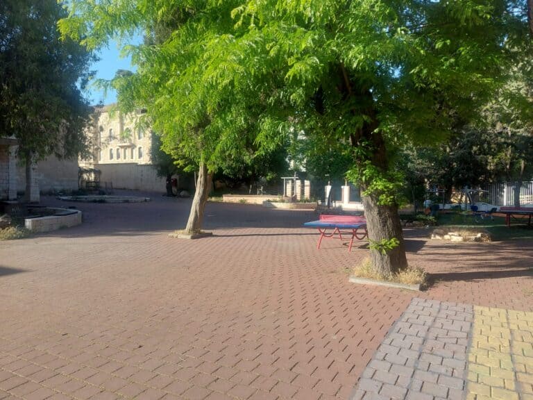 חצר בית ספר ריקה בירושלים, סמל לשיבוש הלימודים בעקבות שביתת המורים והשפעתה על הורים ותלמידים