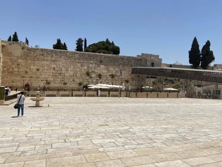 Western Wall nearly empty during national emergency – prayers held in sheltered underground halls amid Iran–Israel war