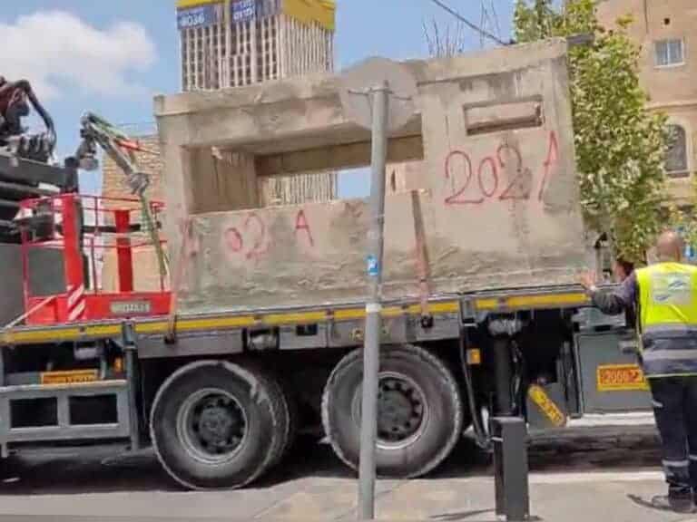 Jerusalem light rail construction – concrete unit removed amid dense urban works, raising concerns over human error