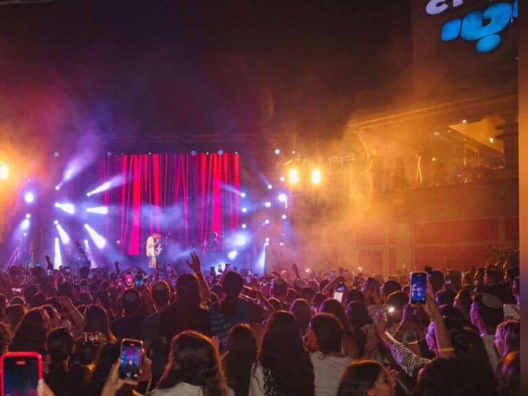 Teenagers dancing at a summer event in Cinema City Jerusalem