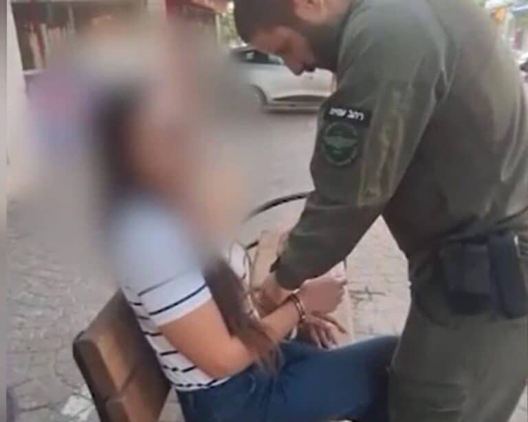 שוטר עוצר את החשודה המרכזית בפרשת "מונית הכסף" – ובירושלים גובר החשש שהונאת קשישים דומה תפגע גם בתושבים מקומיים