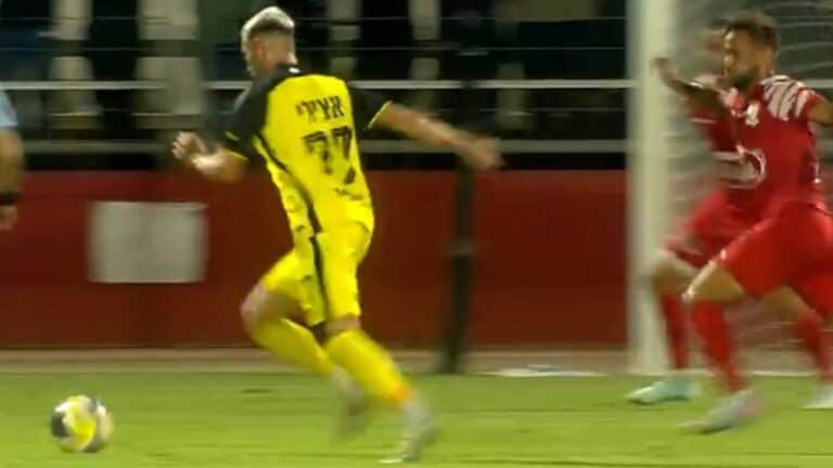 עומר אצילי מבית"ר ירושלים בועט לשער במהלך התקפה מול בני סכנין