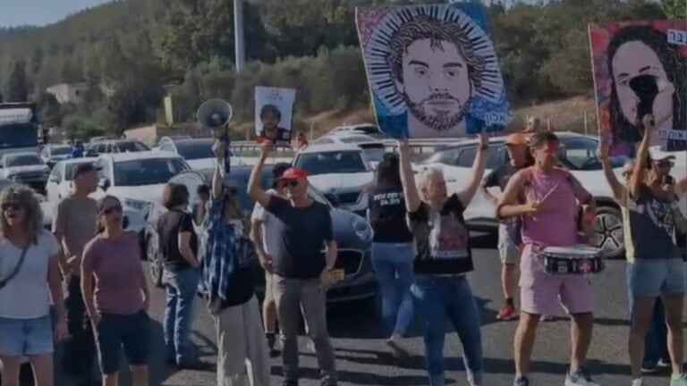 מפגינים על כביש 1 ליד ירושלים במחאה להשבת החטופים ולתקיעת שיירת נתניהו
