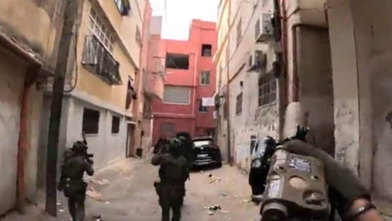 צילום מסך מתוך וידאו: לוחמי יחידת הגדעונים 33 עוצרים שני חשודים חמושים בלב רמאללה, החצר האחורית של ירושלים