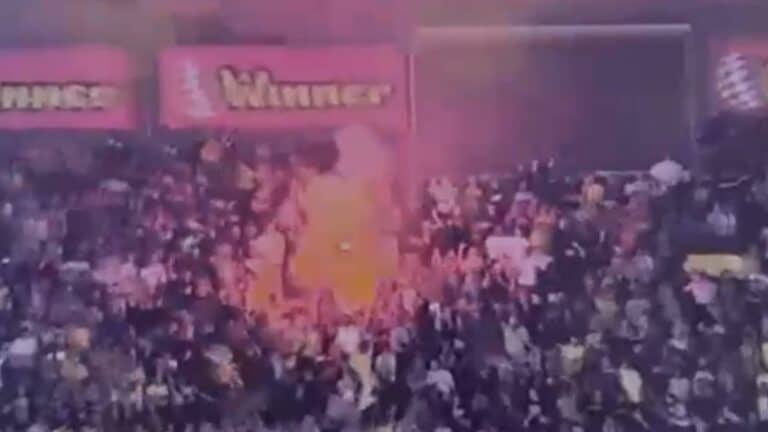 אוהדי בית"ר ירושלים מדליקים אבוקה באצטדיון טדי בפתיחת העונה