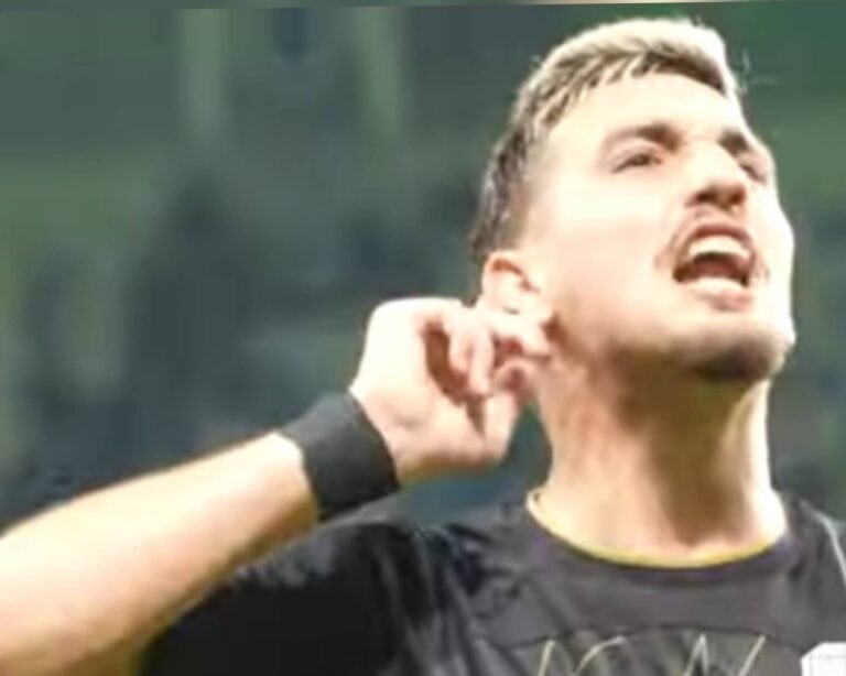 ירדן שועה חוגג במדי בית"ר ירושלים אחרי משחק